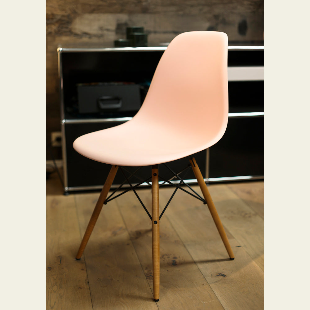 EXPO Vitra EAMES chair with wooden frame