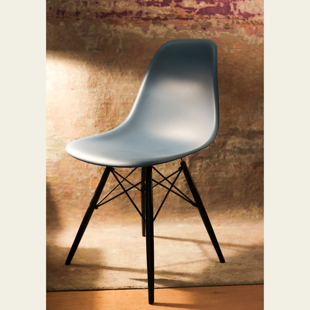 EXPO Vitra EAMES chair with wooden frame